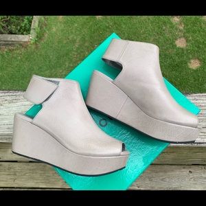 Chocolat Blu Cutout Wedge Sandal Size 6.5 (Labeled White Grey Leather)